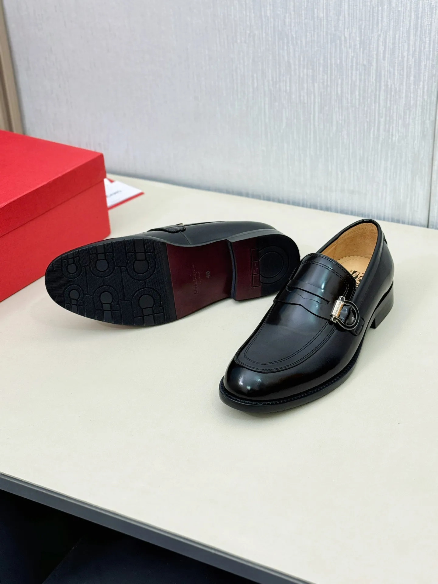 [Ferragamo] P: 560💰 Number of yards: 38~44 (45 orders are non-returnable) Ferragam's new men's formal leather shoes, the fabric is made of imported cowhide, with visible texture, heavy-duty stitching, dyed calfskin inside, standard logo cowhide feet, big-name experience, soft and comfortable on the feet, a men's favorite, special non-slip and wear-resistant rubber soles, easy to handle various occasions, with original box packaging!